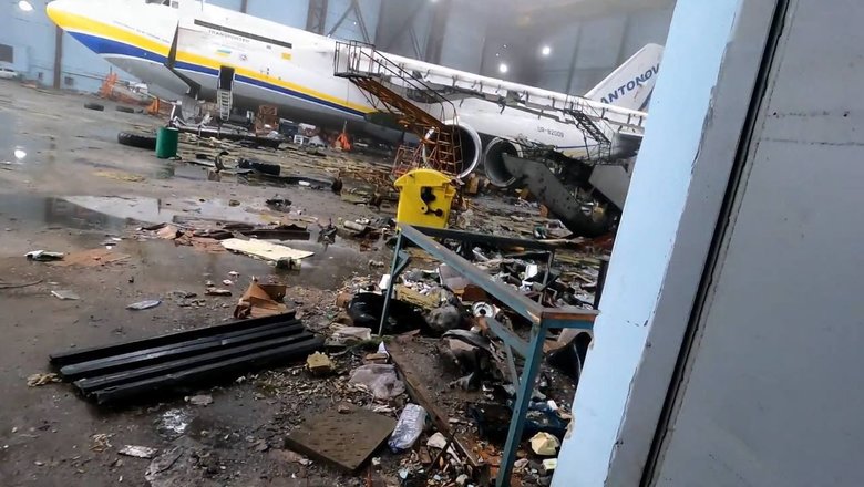 Ангар із зруйнованою Мрією у звільненому Гостомелі 04