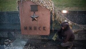 Национальный музей истории Украины во Второй мировой войне демонтировал советские символы на Аллее городов-героев. ФОТОРЕПОРТАЖ