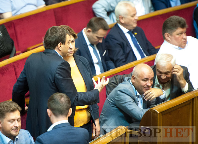 Відкриття сесії, жестикулювання Гройсмана, розмова Андрієвського й Луценко і плакат Медведчук підарешт - робочий день у ВР 4 вересня 10