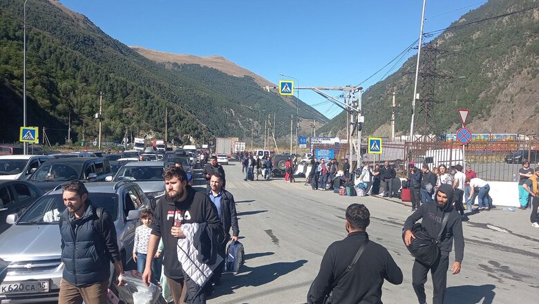 Очереди, давка и драки: россияне массово убегают в Грузию 07