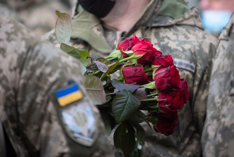 Зеленський вшанував память полеглих захисників Донецького аеропорту 02