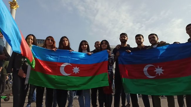 У центрі Києва відбувся автопробіг із прапорами Азербайджану та Туреччини, учасники скандували: Карабах! і стріляли (оновлено) 07