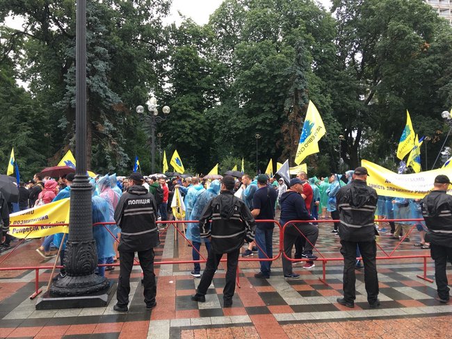 Owners of foreign-registered cars block Kyiv’s government quarter: We demand affordable customs clearance 16