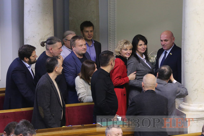 Депутати-соньки, Кіссе, який голосує за трьох, радісний Гройсман і обійми Лозового з Ляшком: як Рада вночі приймала Держбюджет-2019 03