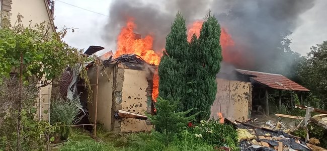 Наслідки терористичного обстрілу цивільної інфраструктури Авдіївки: пошкоджено житлові будинки, один будинок зруйнувала пожежа 04