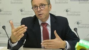 Продолжать повышать минимальную зарплату и пенсию высокими темпами опасно, - Миклош