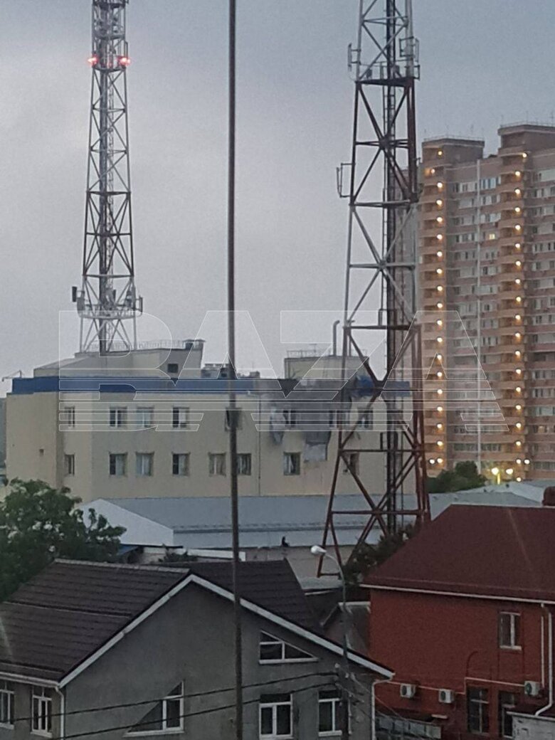 Краснодар атакували безпілотники, уламками пошкоджено будівлю в центрі міста, - Baza 03