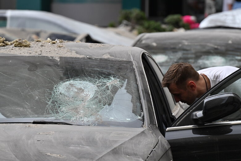 Последствия падения обломков вражеской ракеты на многоэтажку в Соломенском районе Киева 05