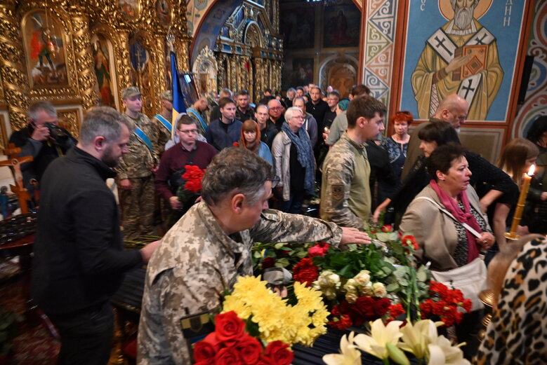 Із бойовим медиком Євгеном Бешлягою, який загинув під Бахмутом під час здійснення евакуаційної місії, попрощалися у Києві 23