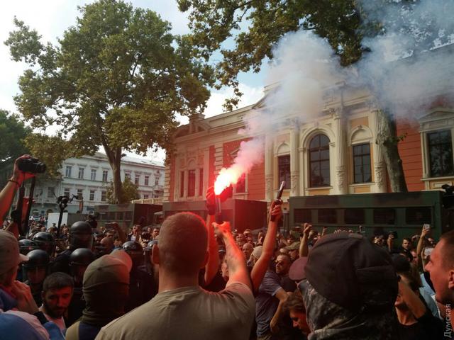 Трагедия в лагере Виктория: под зданием Одесской мэрии произошла серия потасовок, задержаны несколько активистов 09