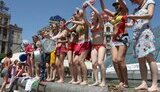 &amp;quot;Нет воды в кране - моюсь на Майдане!&amp;quot; - девушки из &amp;quot;Femen&amp;quot; провели традиционный банный день в центре Киева. ФОТОрепортаж.