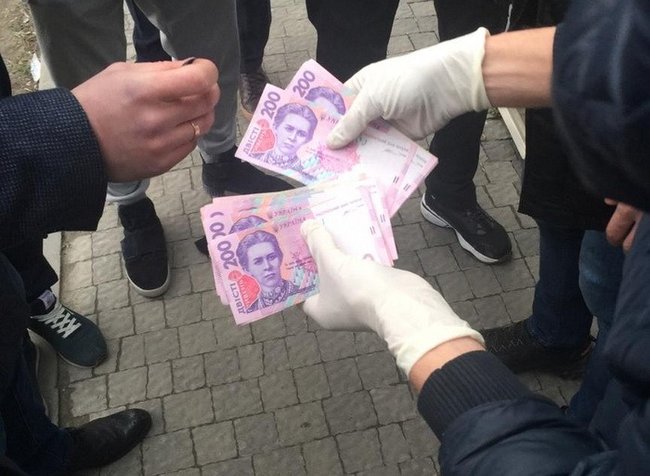 Керівника підрозділу поліції затримано під час одержання 5 тисяч хабара на Тернопільщині, - СБУ 02 Керівника підрозділу поліції затримано під час одержання 5 тисяч хабара на Тернопільщині, - СБУ 02