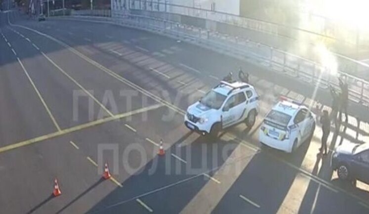 Metropolitan patrolmen shoot down kamikaze drone with assault rifles. VIDEO