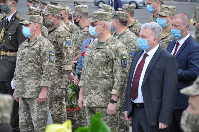 С погибшим Героем Украины Тарасом Матвиивым простились на Майдане Незалежности в Киеве 38