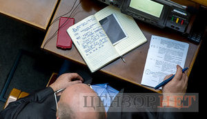 "Это предвыборная компания Порошенко. Это профанасия. Я не голосовал", - нардеп Безбах фиксирует в блокноте позицию по изменениям в Конституцию по НАТО и ЕС. ФОТО