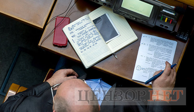 "Это предвыборная компания Порошенко. Это профанасия. Я не голосовал", - нардеп Безбах фиксирует в блокноте позицию по изменениям в Конституцию по НАТО и ЕС. ФОТО