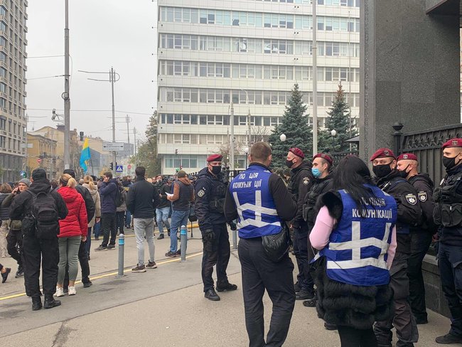 Під КС триває акція протесту Відправимо суддів-зрадників до Ростова у звязку з рішенням Суду скасувати низку антикорупційних норм 07 Під КС триває акція протесту Відправимо суддів-зрадників до Ростова у звязку з рішенням Суду скасувати низку антикорупційних норм 07