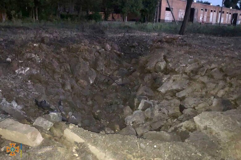 Оккупанты ракетными ударами уничтожили агрокомпанию в Никопольском районе 03