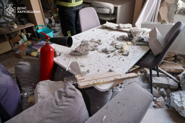 У Харкові дрон влучив у багатоповерхівку: є постраждала