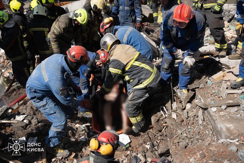 Під завалами будинку в Києві можуть бути ще щонайменше 20 людей