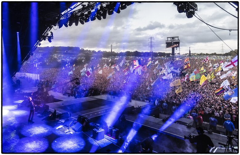 Paul McCartney took the stage at Glastonbury Festival with Ukrainian flag 02
