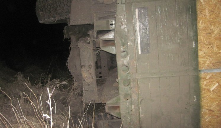 Побег от пограничников: грузовик с орехами перевернулся на Луганщине. ФОТОрепортаж