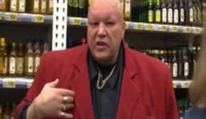 "Испанцы заставляют отпечатки пальцев на визу сдавать. Это унизительно. Почему они свое масло у нас продают?", - персонаж из 90-х в малиновом пиджаке и золотых цепях "инспектирует" питерский супермаркет. ВИДЕО