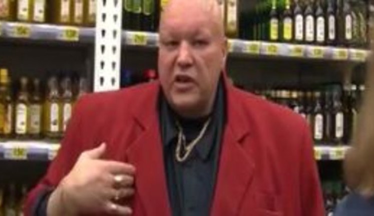 "Испанцы заставляют отпечатки пальцев на визу сдавать. Это унизительно. Почему они свое масло у нас продают?", - персонаж из 90-х в малиновом пиджаке и золотых цепях "инспектирует" питерский супермаркет. ВИДЕО
