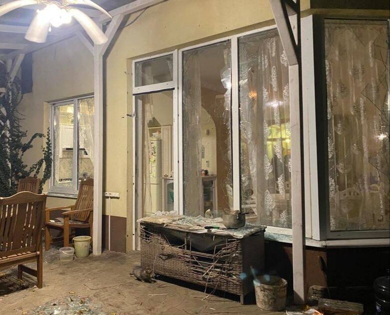 Росіяни атакували Нікопольщину дронами-камікадзе та з важкої артилерії: пошкоджено багатоповерхівку, приватні будинки та ЛЕП 01