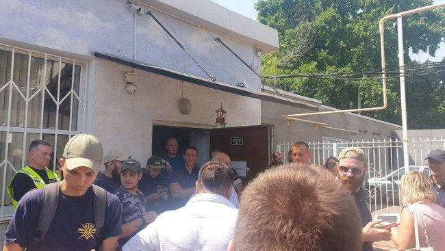 Националисты разоблачили незаконно организованный в здании одесского вуза штаб кандидата в депутаты Кивалова 03