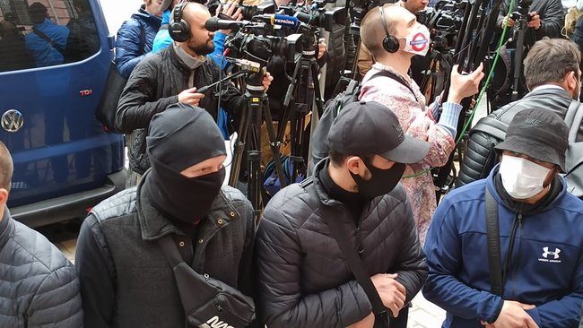 Тітушки прийшли на суд щодо запобіжного заходу Медведчуку 03