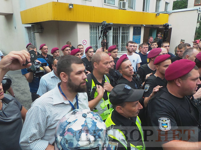 Активісти C14 побилися із журналістом Громадського Бурдигою під будівлею Голосіївського суду 07