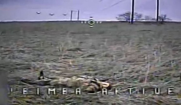 Россиянин на поле боя тщетно притворяется мертвым, чтобы избежать удара БПЛА. ВИДЕО