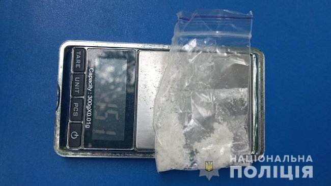 В центре Киева спецназовцы задержали мужчину с расфасованными синтетическими наркотиками 01