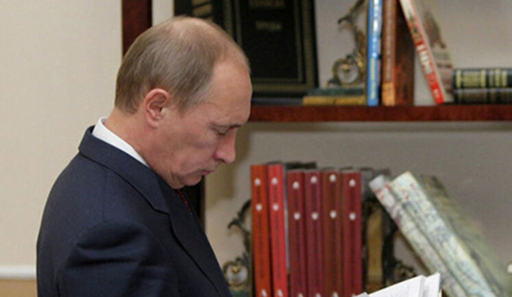 Большинство нарративов, озвученных "человеком из бункера", совпадают с содержанием книги, изданной в 2017 году, - Швец