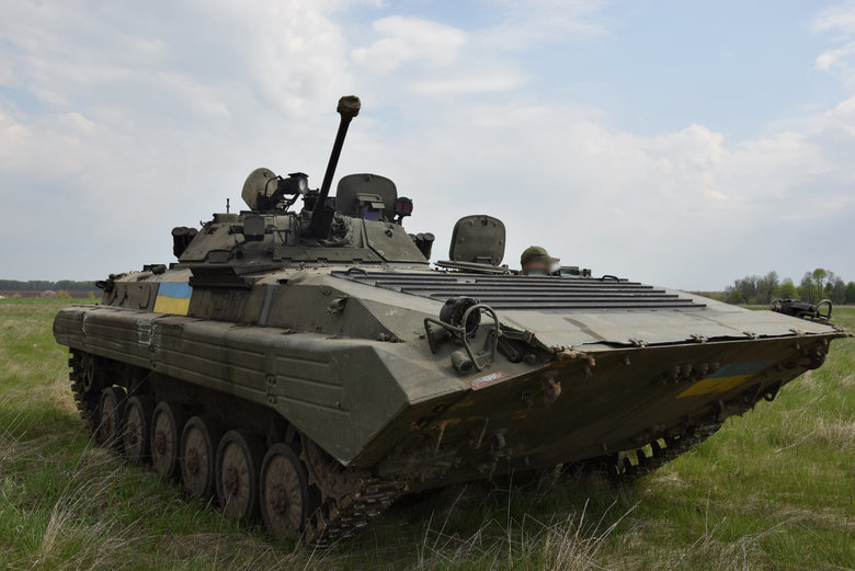 Пограничникам в Сумской области передали в пользование трофейный БМП-2 02