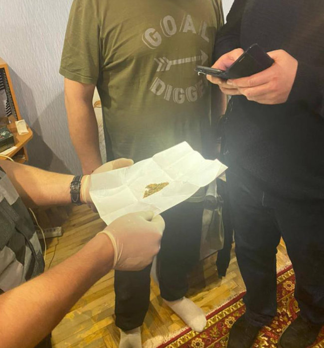 Майор полиции организовал наркопритон в Запорожье 03