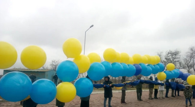 Активісти запустили з адмінмежі прапор України з побажаннями для жителів захопленого Росією Криму 02