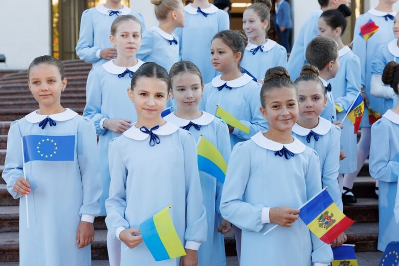 Президент Молдовы Санду поздравила украинцев с праздником: Независимость - это когда граждане могут сами решать свое будущее 02