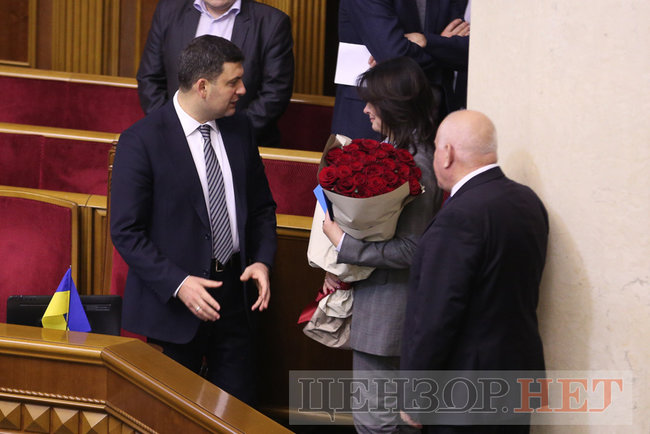 Депутати-соньки, Кіссе, який голосує за трьох, радісний Гройсман і обійми Лозового з Ляшком: як Рада вночі приймала Держбюджет-2019 05