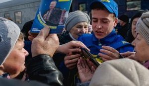 "Дикунство. Скрізь так люто на нас накидаються", - масова тиснява через блокноти і кепки під час прибуття "поїзда допомоги Жириновського" до Кірова. ВІДЕО