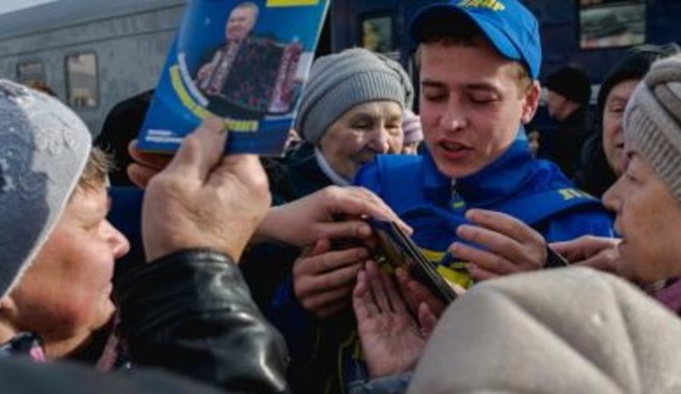 "Дикунство. Скрізь так люто на нас накидаються", - масова тиснява через блокноти і кепки під час прибуття "поїзда допомоги Жириновського" до Кірова. ВІДЕО