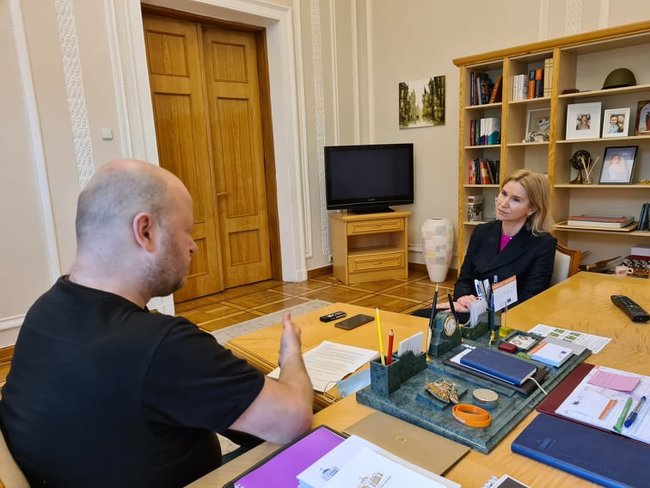 Віцеспікерка ВР Олена Кондратюк: Зараз, на жаль, відбувається імітація парламентаризму. Виглядає, що парламент втрачає велику суб’єктність, яку він мав усі роки 03 Віцеспікерка ВР Олена Кондратюк: Зараз, на жаль, відбувається імітація парламентаризму. Виглядає, що парламент втрачає велику суб’єктність, яку він мав усі роки 03