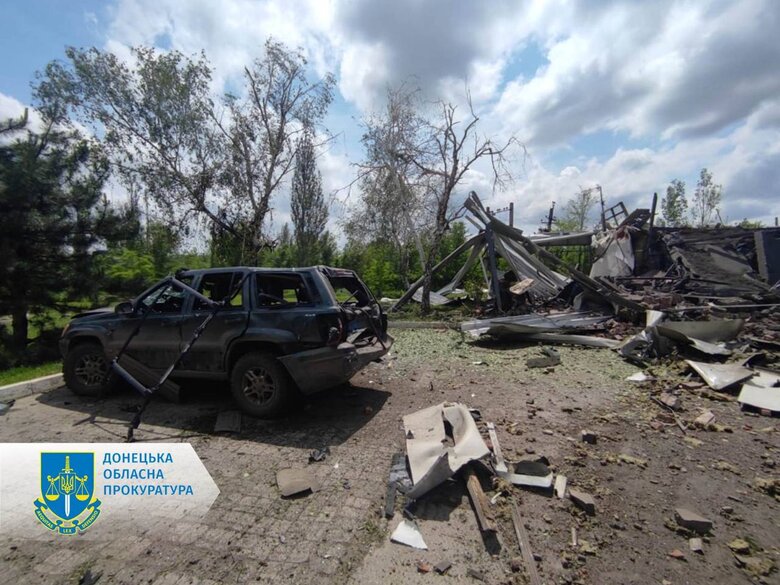 Оккупанты сбросили авиабомбы на АЗС в Торецке, погиб мужчина 06