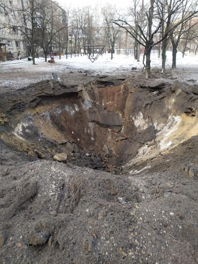 Оккупанты за прошедшие сутки обстреляли ряд населенных пунктов Донетчины: повреждены многоэтажки, частные дома и админздание 01