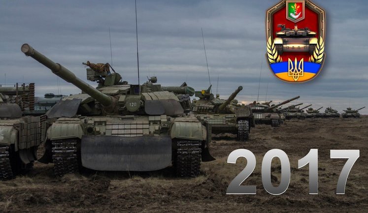 Волонтер Такмазов пропонує допомогти танкістам 17-ої бригади, купивши календар на наступний рік. ФОТОрепортаж