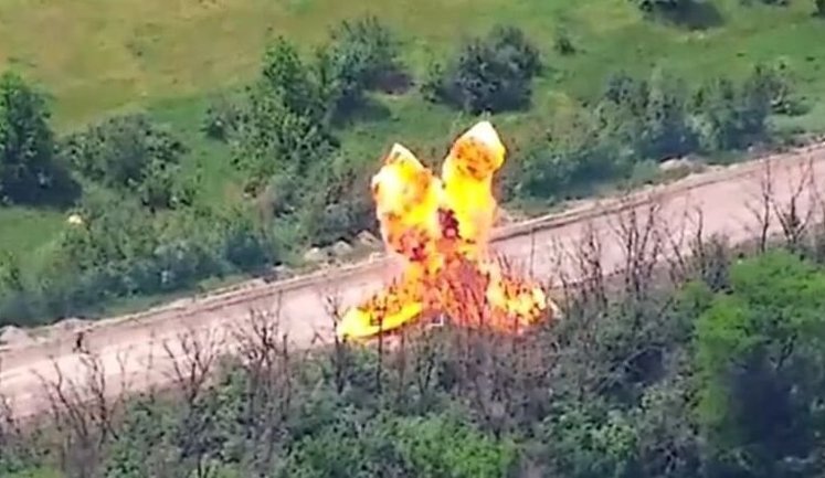 Ворожа "Буханка" з пальним всередині вибухнула після удару FPV-дрона спецпризначенців "Омега". ВIДЕО