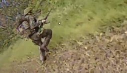 безпілотник атакує росіянина
