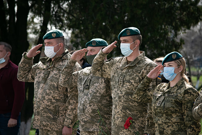 Меморіальну дошку загиблому в зоні ООС морпіху 36-ї ОБрМП Володимиру Бондарюку відкрили в Миколаївській області 14