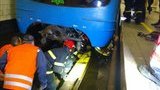 Рятувальники деблокували з-під поїзда і передали медикам чоловіка, який упав на колію в київському метро, - ДСНС. ВІДЕО+ФОТОрепортаж